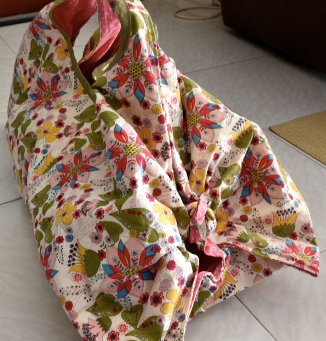 Saco branco com flores e forro rosa (feito à mão)