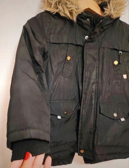 Czarna kurtka chłopięca 116/122 parka niska cena z kapturem