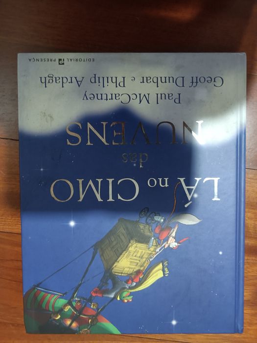 Vendo o livro Lá no Cimo das Nuvens