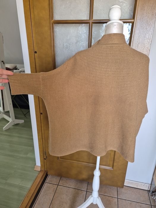 Sweter poncho camel