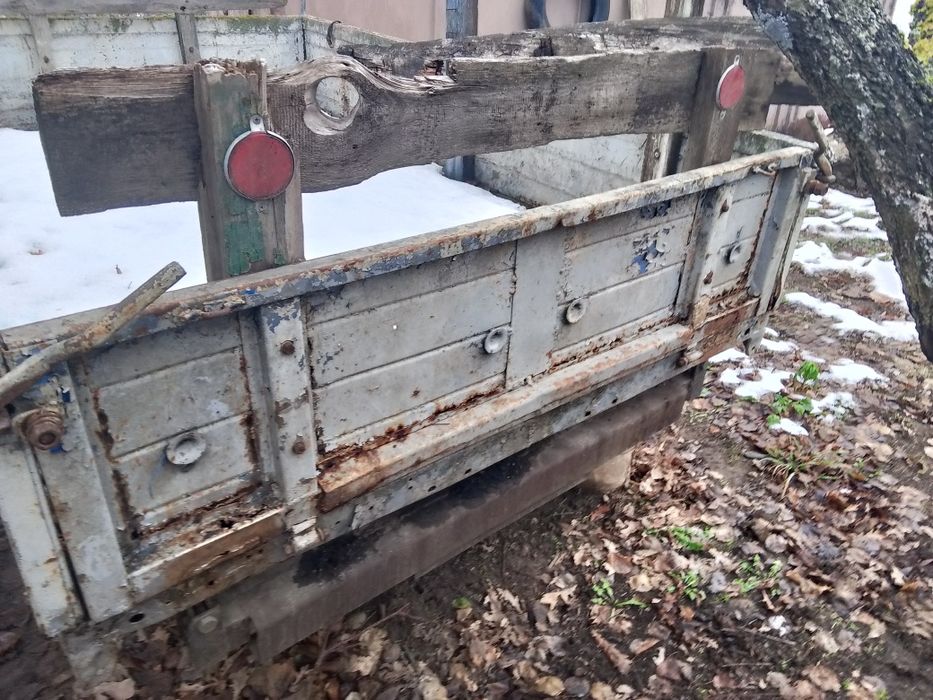 Продам причеп одноосний із гідроциліндром та із запасним колесом .