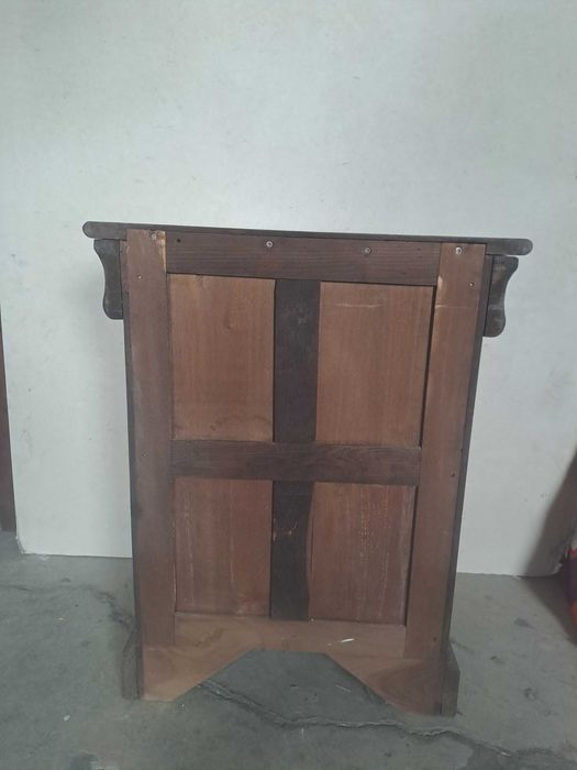 Mesa de cabeceira vintage em madeira maciça – 3 gavetas