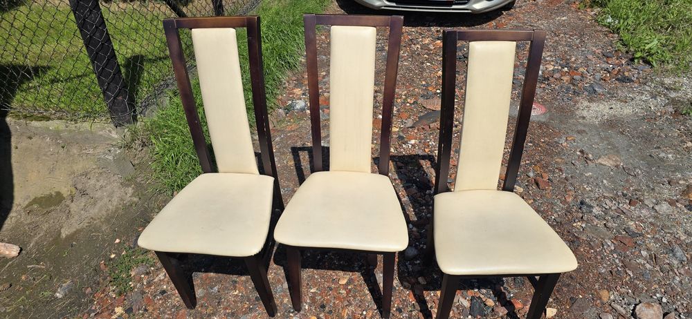 3 krzesła w dobrym stanie. Polecam.