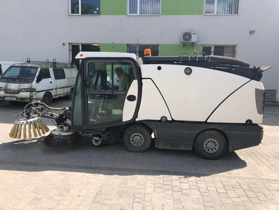 Вакуумна підмітально-прибиральна  машина   JOHNSTON CN200