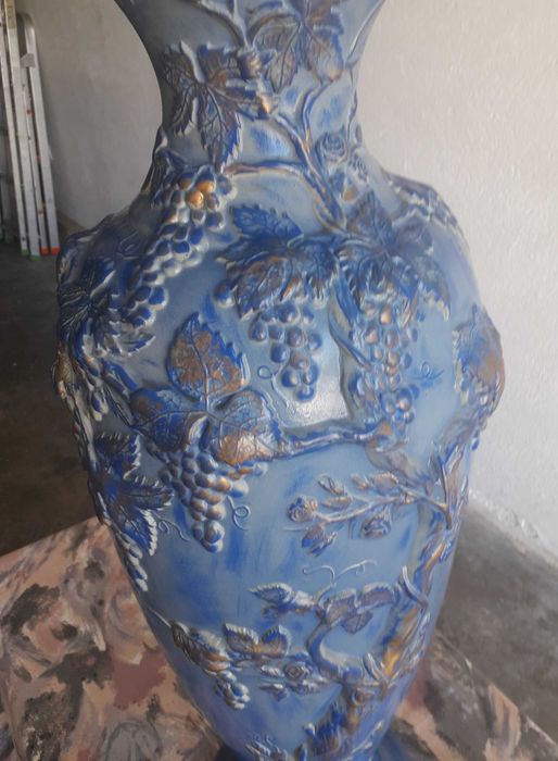 Jarrão em cerâmica com 70cm de altura decorado com relevos com videiras e uvas, peça única