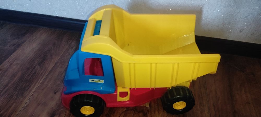 Машина самосвал (самоскид). Машина бульдозер