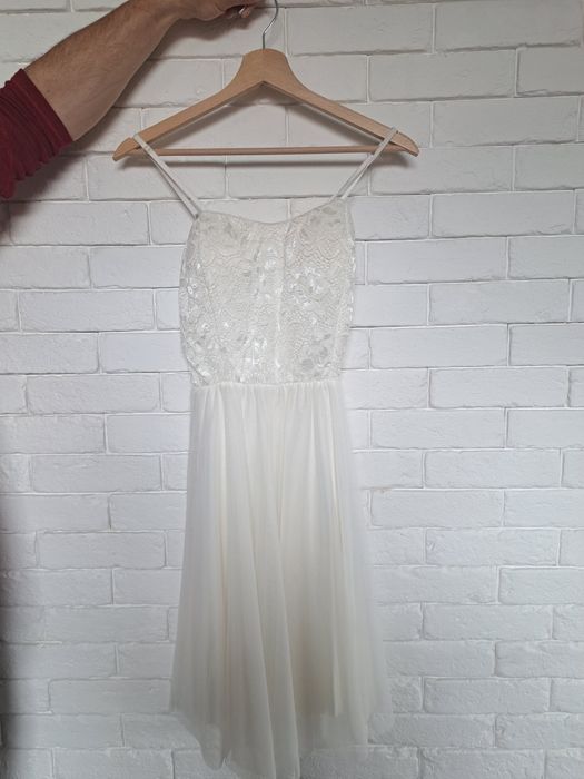 Biała krótka sukienka na ramiączkach