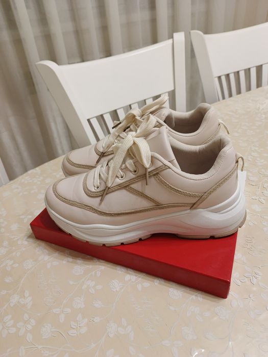 Кросівки жіночі. Б/у.