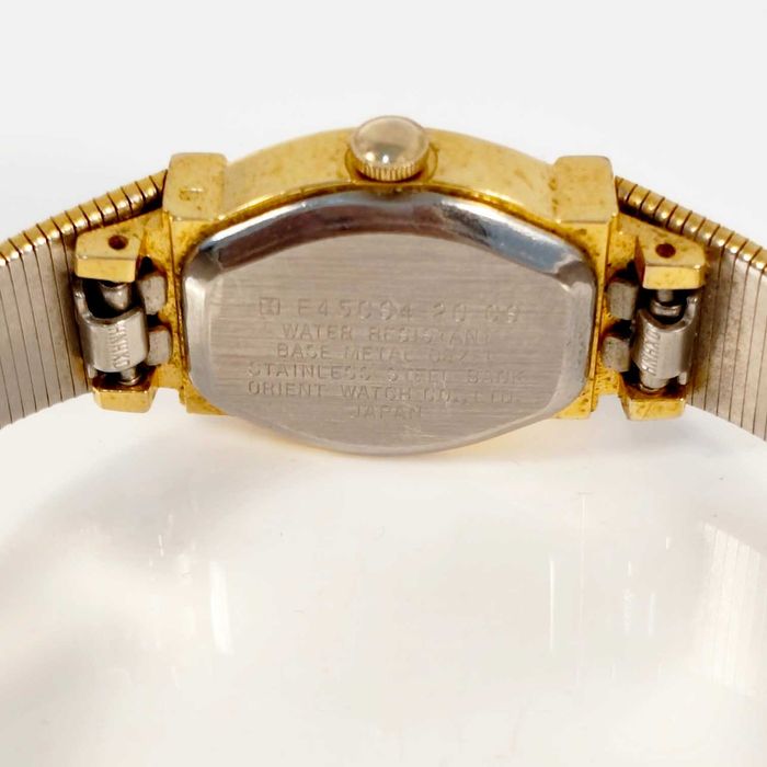 Relógio de pulso de senhora, Orient, caixa em metal dourado, bracelete em malha de metálica integrada em dourado. Movimento a quartz a funcionar
