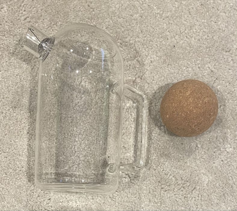 Jarro de agua em vidro e rolha em cortiça