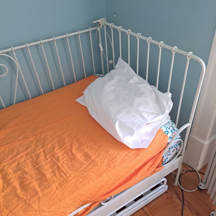 Cama Ikea em metal + cama para visita! + colchão