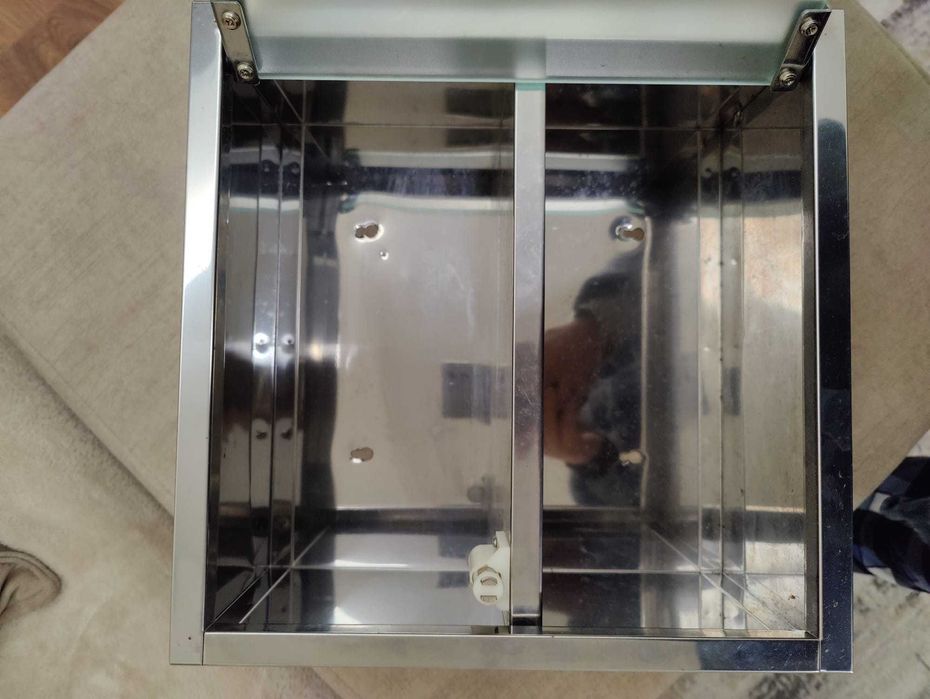 Caixa de primeiros socorros em vidro temperado e metal