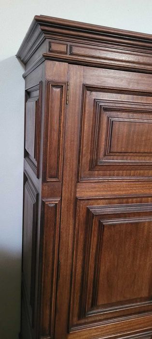 Roupeiro em madeira maciça (castanho) em excelente estado.