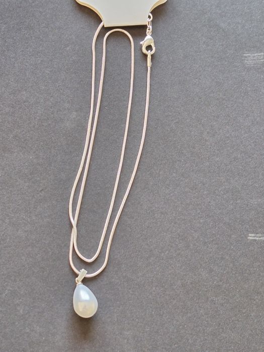 Wisiorek perełka łezka na łańcuszku