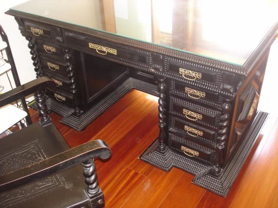 Escritório em Pau Santo. Mesa com tampo em vidro, estante para livros, cadeirão , duas cadeiras!