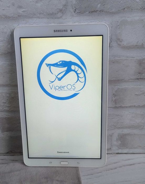 Планшет Samsung Galaxy Tab E SM-T561 9.6" 3G 8Gb +32Gb ( гарний стан)