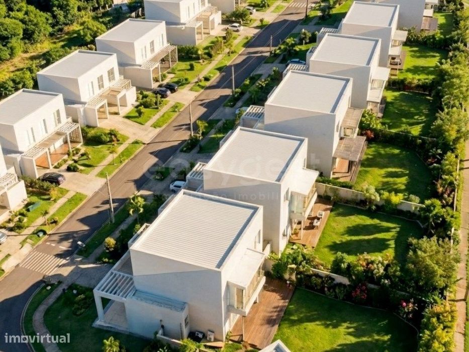 Lote 465 m2 para construção de moradia com 2 pisos e garagem em Tor...