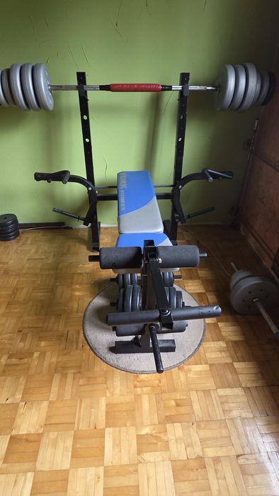 Atlas z talerzami i gryf