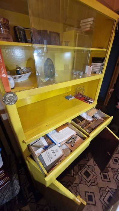 Kredens z czasów PRL