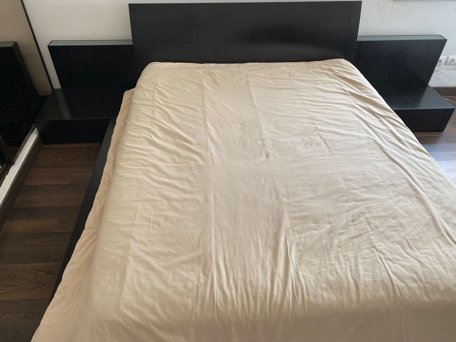 Cama de casal com mesas de cabeceira