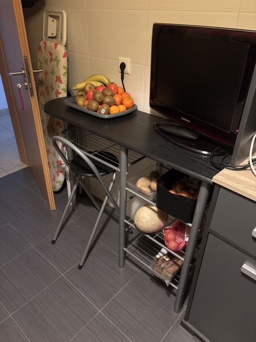 Mesa de cozinha com arrumacão