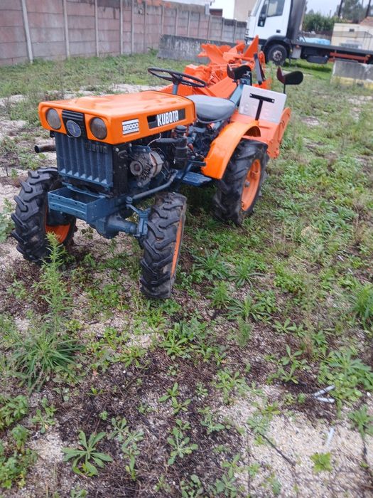Trator Kubota com frese