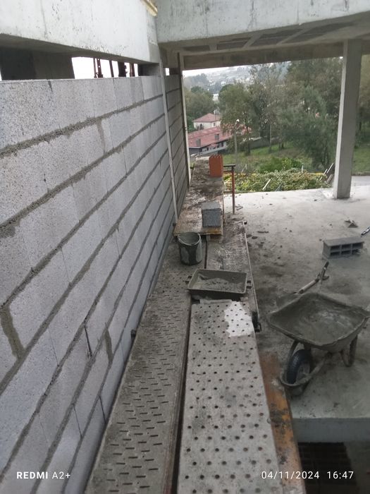 Faço trabalho de construção civil  como reboco, tijolo, bloco e outros