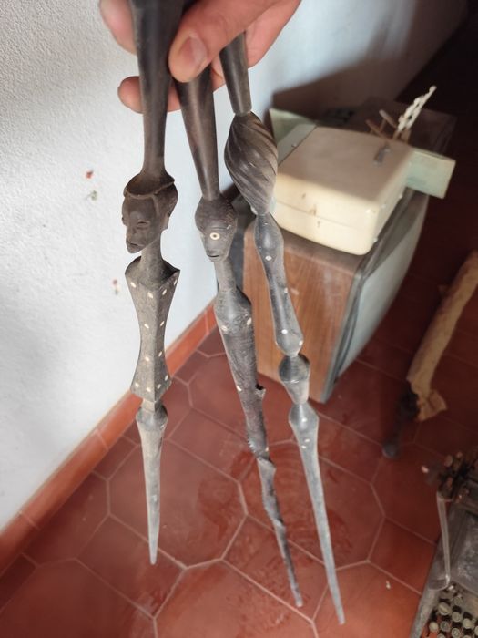 Mobiliário em Madeira Maciça e outras velharias