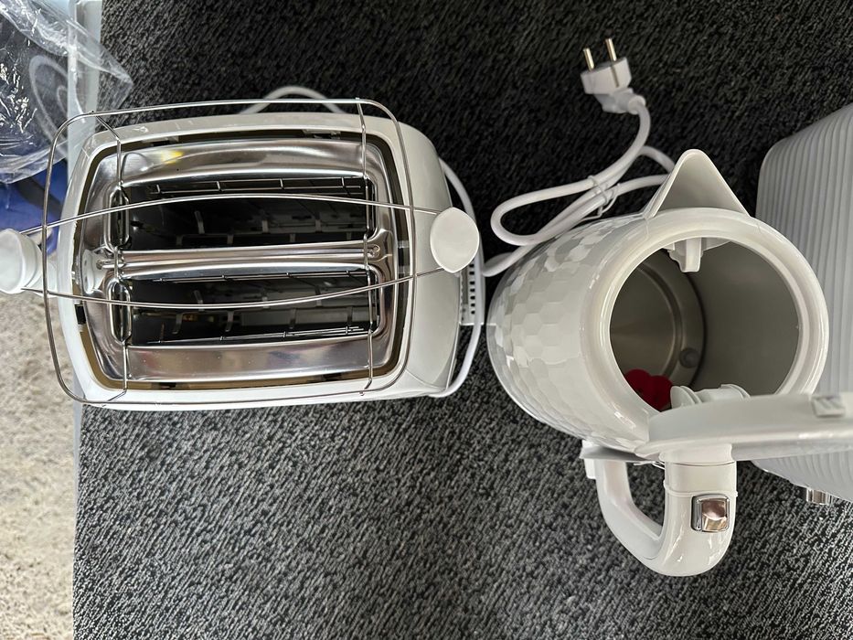 Електрочайник  з тостером Russell Hobbs Inspire