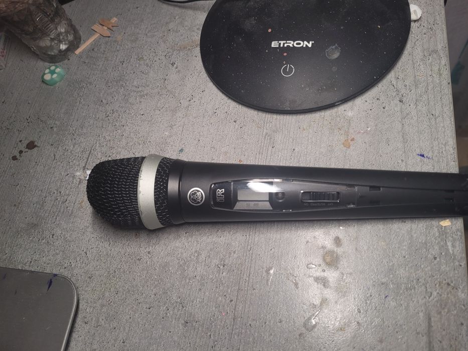 Бездротовий ручний мікрофон AKG HT470