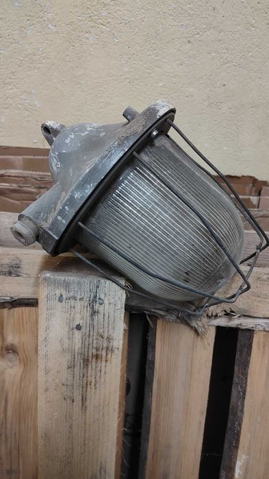 Lampa przemysłowa rodem z PRL-u