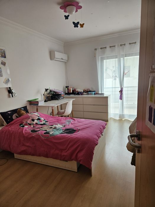 Apartamento T3 em condomínio fechado com piscina e garagem