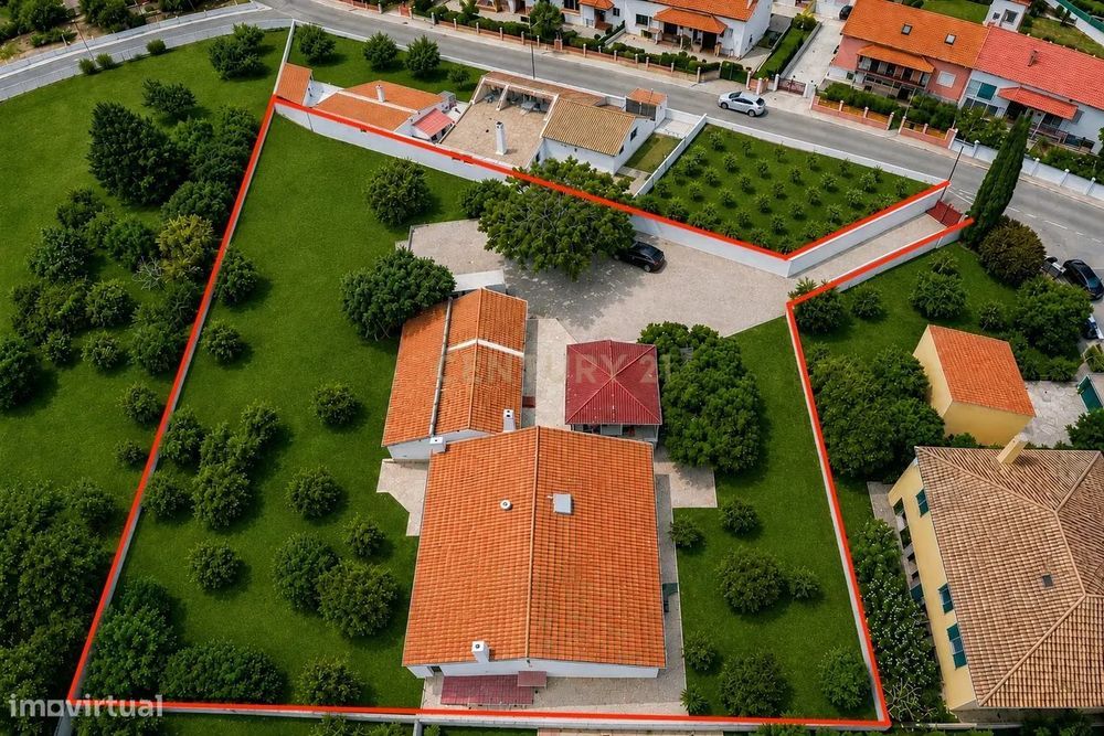 Moradia com 2 Apartamentos T3, Anexos e Grande Terreno – Quinta do Anj