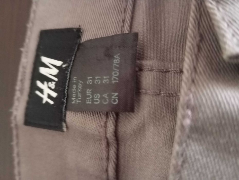 Calças Homem H&M Slim Fit cinzentas.