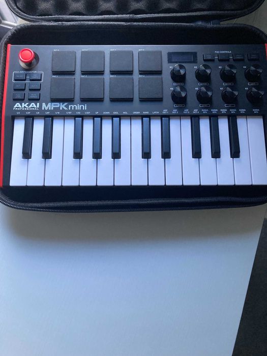 Teclado MIDI - Akai MPK Mini MK3 (com estojo)