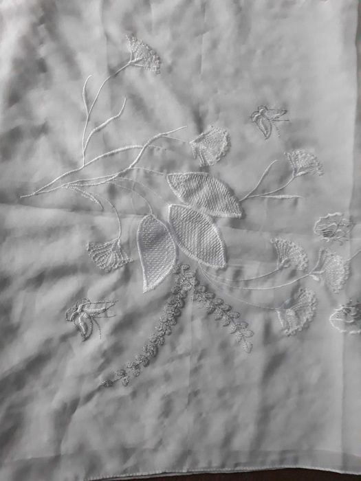 Шарф хустка  біла з вишивкою