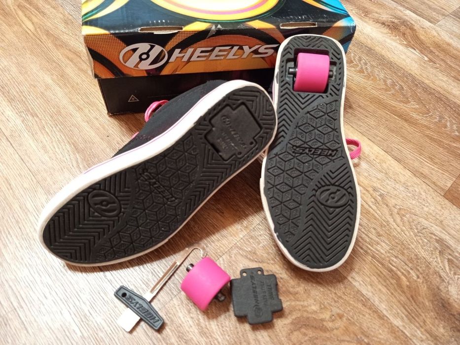 Кросівки, ролики Heelys