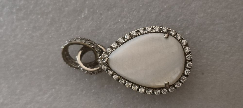 Pendente em prata com pedra madrepérola