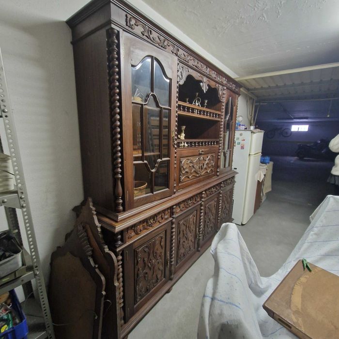 Móvel de sala de jantar em madeira maciça, em muito bom estado