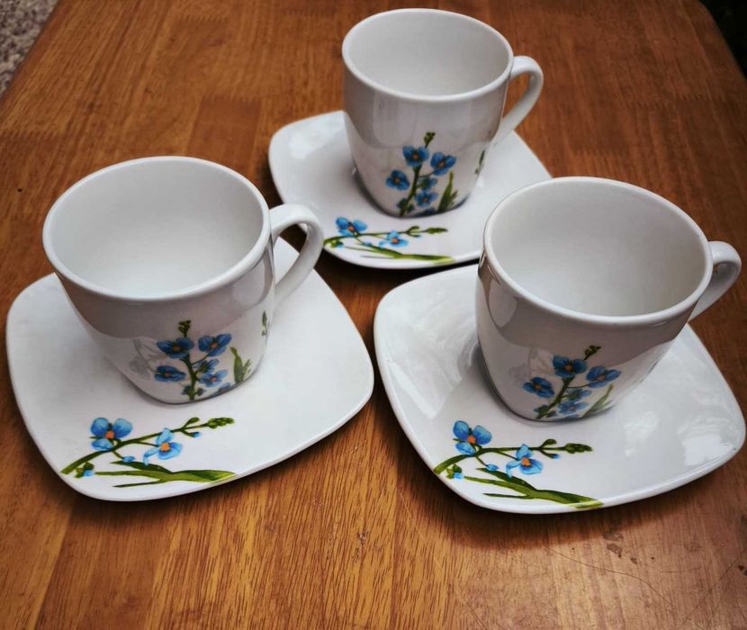 Conjunto de 3 Chávenas de Chá com Pires – Brancas com Padrão Floral