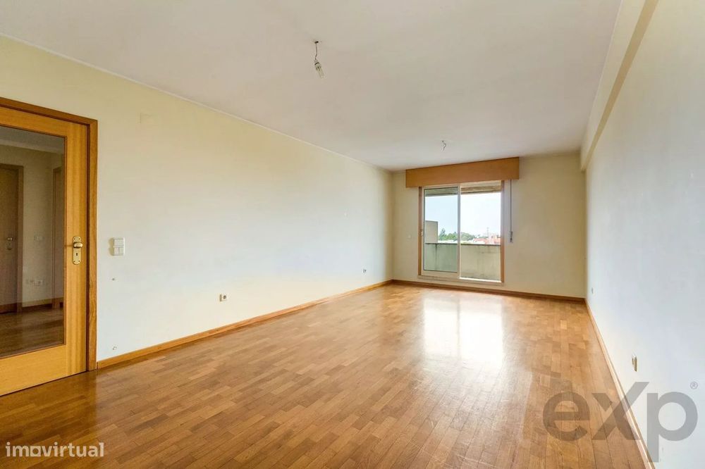 T1 no 4.º e último piso com elevador, varanda poente, garagem e vistas