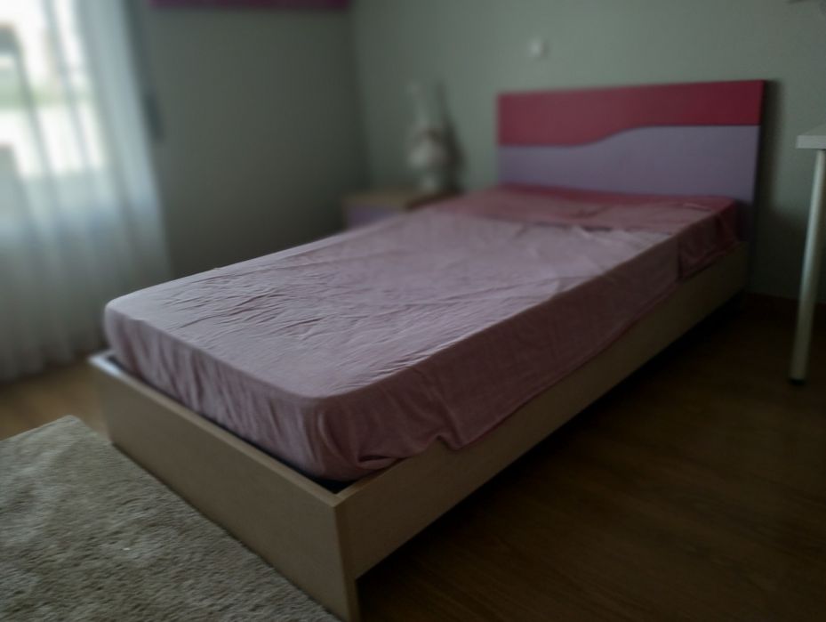Quarto menina em excelente estado.