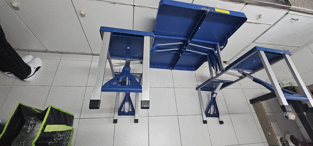 Mesa de Campismo Dobrável Portátil (Estilo Mala) com 4 Bancos – Azul