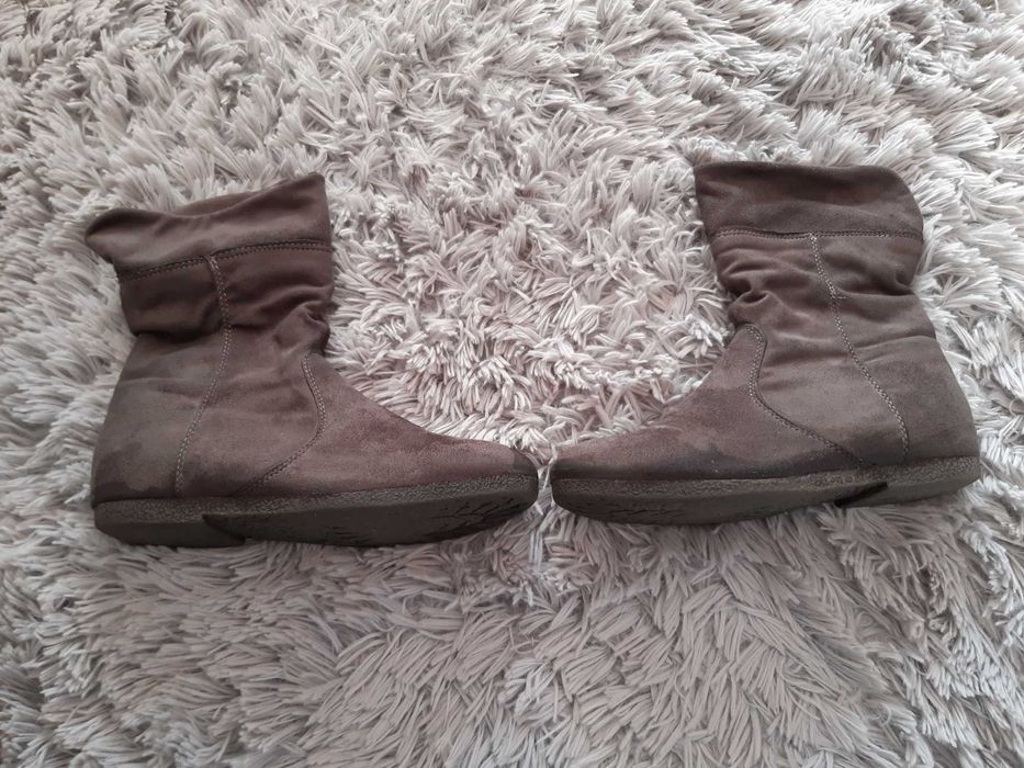 Płaskie, szare, zamszowe kozaki Graceland