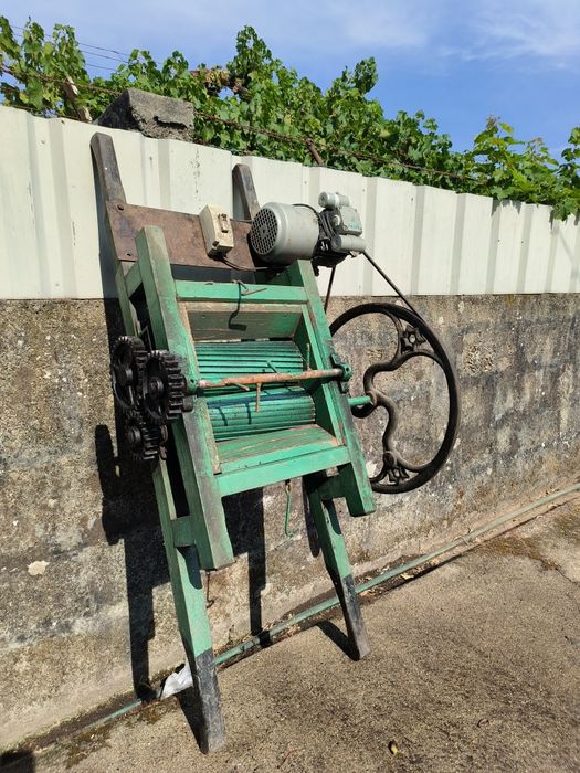 Esmagador de uvas com motor