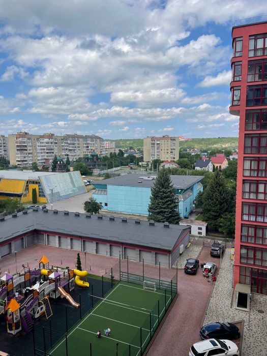 Квартира в закритому ЖК з виглядом на Вовчинецькі гори, з частковим ремонтом, велика кухня-вітальня.