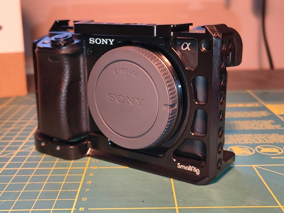 Bezlusterkowiec Sony a6400, klatka SmallRig
