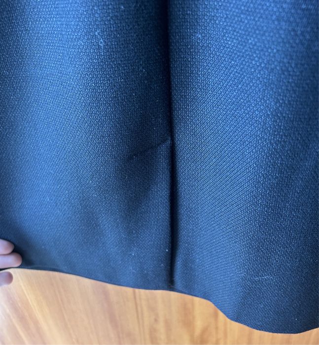 Vestido preto Cortefiel com detalhes nas mangas