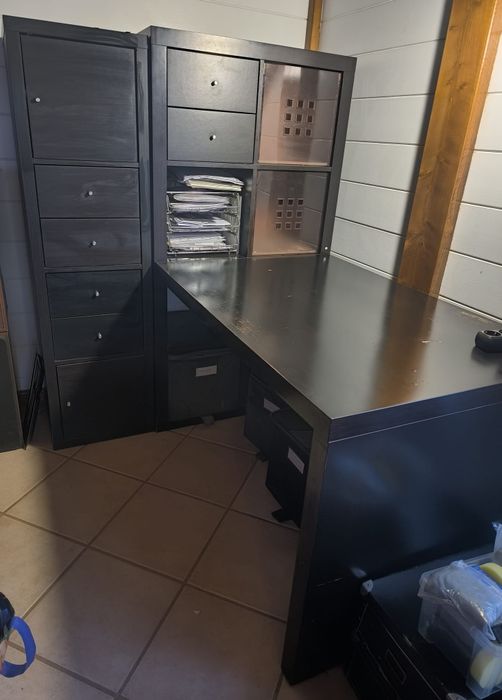 Bloco IKEA com gavetas e porta.