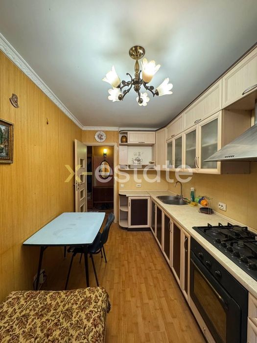 Продаж 4-кімнатної квартири в цегляній чешці в безпечному районі.